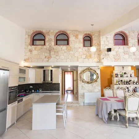 펜션 The Spacious & Quiet Maisonette 팔리오우리
