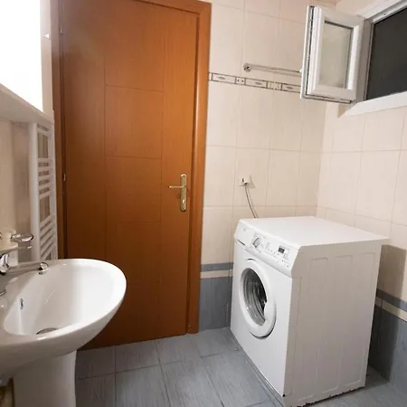 The Spacious & Quiet Maisonette 팔리오우리